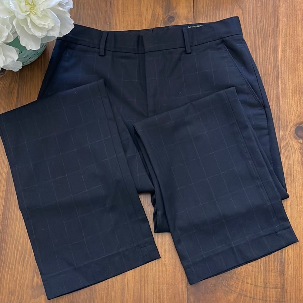 Banana Republic Navy blue light checkered Tailored Fit pants 
Size 31x32